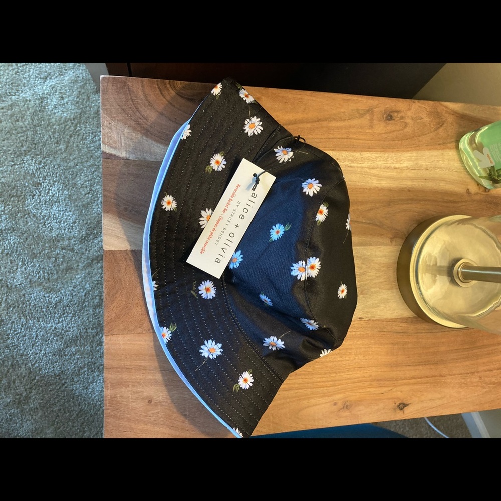 Reversible white/daisy pattern bucket hat